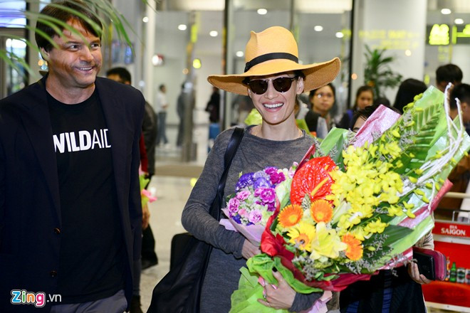 Maggie Q từng tâm sự mình rất gắn bó với Việt Nam: "Gia đình tôi ở đó. Chỉ cần đặt chân tới sân bay là rất nhiều người chào đón, có khi tới 700 người. Tôi cảm thấy mình là ruột thịt của họ. Một gia đình lớn".