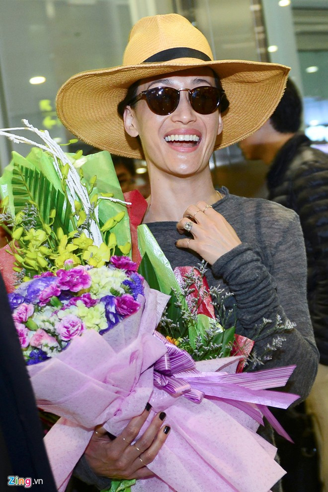 Trước đó, vào năm 2009, Maggie Q cũng đã về thăm Việt Nam với tư cách đại sứ thiện chí của Tổ chức Cứu hộ Gấu đen châu Á (Moon Bear).