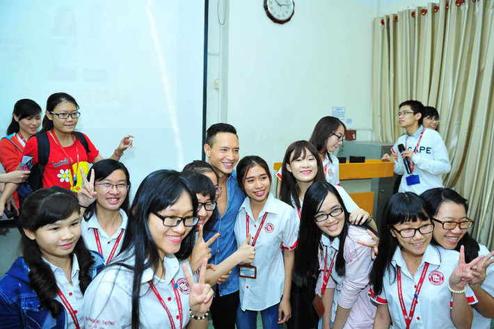 Trong buổi giao lưu, ngoài việc chia sẻ kinh nghiệm, cặp đôi "Hương Ga" cũng dành thời gian chụp ảnh cùng các fan.