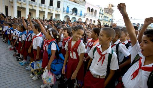Cuba là nước có tỷ lệ biết chữ cao nhất thế giới 99,8%. Tỷ lệ này cao hơn cả Mỹ với 99%. Hệ thống giáo dục ở Cuba được đánh giá cao, xếp hàng tiên tiến nhất thế giới (ngang với Đan Mạch) khi tất cả trẻ em Cuba đều được giáo dục miễn phí ngay từ mẫu giáo lớn (5 tuổi) cho đến khi tốt nghiệp đại học hoặc học lên đến tiến sĩ cũng như không mất một khoản tiền nào mua đồng phục, sách vở, giấy bút. Thậm chí, các em còn được nuôi ăn một bữa hoặc cả ngày (tùy theo từng trường).