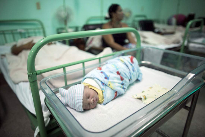 Cuba là một trong những quốc gia có tỷ lệ sinh thấp nhất ở khu vực Tây Bán cầu. Tất cả người dân từ trẻ em cho đến người lớn đều được uống sữa tươi miễn phí. Họ cũng được khám chữa bệnh miễn phí, được dùng những loại thuốc tốt nhất có thể và không có tình trạng nhiều bệnh nhân nằm chung một giường...