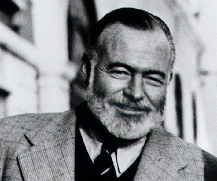 Nhà văn Ernest Hemingway đã viết hai tác phẩm nổi tiếng: "Chuông nguyện hồn ai" và "Ông già và biển cả" trong thời gian sống ở Cuba.