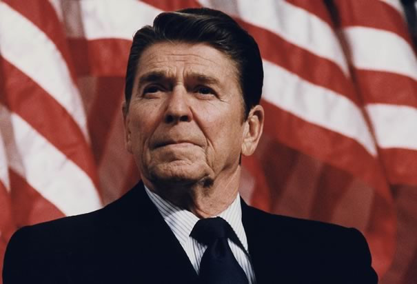 Ứng cử viên tổng thống lớn tuổi nhất đắc cử ông chủ Nhà Trắng là Ronald Reagan (trong ảnh). Khi đó, Tổng thống Ronald Reagan 69 tuổi. Nếu như thượng nghị sĩ John McCain thắng cử trong cuộc chạy đua vào Nhà Trắng năm 2008 thì có lẽ ông đã đánh bại kỷ lục của Tổng thống Ronald Reagan. Bởi lẽ, khi đó thượng nghị sĩ John McCain 72 tuổi. Còn tổng thống Mỹ trẻ tuổi nhất là John F. Kennedy, ông đắc cử tổng thống năm 43 tuổi.
