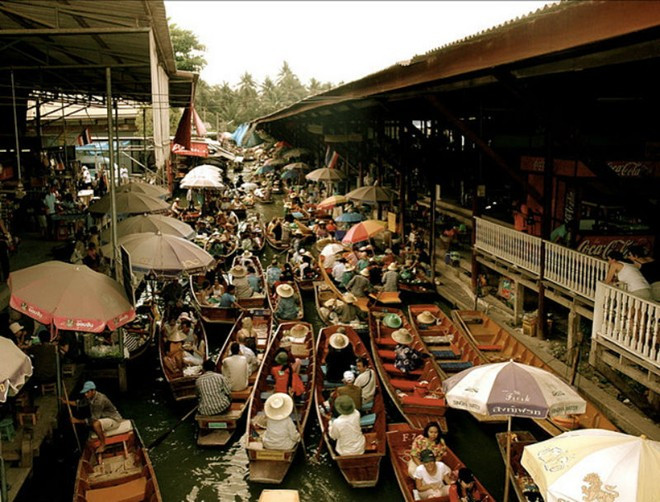 Bangkok, Thái Lan từng sử dụng hàng chục con kênh để vận chuyển và giao thương nên thủ đô này còn được biết đến với biệt danh “Venice của phương Đông”. Ngày nay, một số con kênh đã được san lấp để làm đường đi. Hiện một số chợ nổi ở Bangkok vẫn hoạt động và trở thành một điểm nhấn du lịch của thành phố.