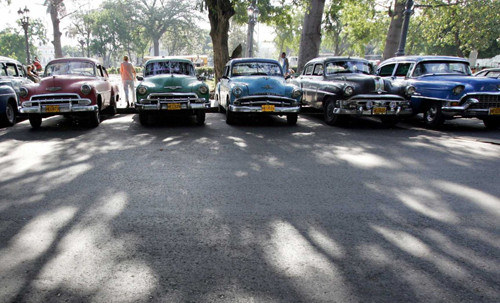 Cuba - đất nước của xế cổ khi có tới khoảng 60.000 ô tô cổ đang lưu hành trên mọi nẻo đường. Hầu hết những mẫu xế cổ ở Cuba có xuất xứ Mỹ từ những năm 1940, 1950. Sở dĩ Cuba có một số lượng lớn xe cổ như vậy là do lệnh cấm vận của Tổng thống Mỹ Kennedy năm 1961 khiến Cuba bị cô lập nên người dân không có cơ hội tiếp cận những mẫu xe nhập khẩu hiện đại.