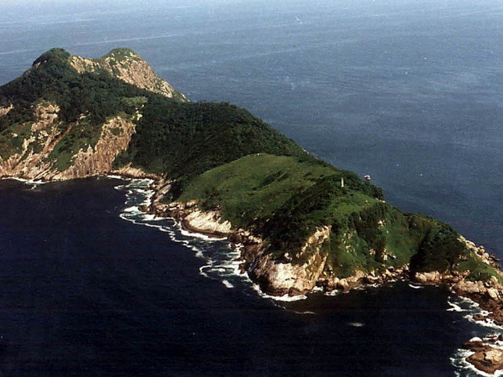 Đảo rắn Iiha da Queimada Grande ở Brazil giống như tên gọi của nó khi có tới trên 4.000 loài rắn sinh sống ở đây. Chúng là những loài rắn độc nhất thế giới khiến nơi đây trở thành một trong những nơi kinh hoàng nhất thế giới. Do tính chất nguy hiểm của hòn đảo này, chính phủ Brazil đã cấm du khách đặt chân lên "cấm địa" nổi tiếng thế giới này.