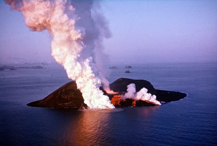 Đảo Surtsey ở Iceland được hình thành vào năm 1963 sau khi một ngọn núi lửa dưới nước ở quần đảo Westman phun trào. Gần 5 năm sau, vụ phun trào trên mới kết thúc, khi đó đảo đạt kích thước tối đa 2,7 km2. Do sự bào mòn của gió và sóng biển, kích thước đảo Surtsey chỉ còn 1,4 km2. Chỉ có một số nhà khoa học đặt chân lên đảo để nghiên cứu.