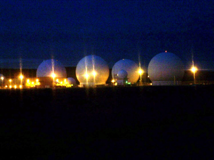 Pine Gap nằm ở Australia là căn cứ quốc phòng chung của chính phủ Mỹ và Australia. Cơ sở này được thành lập vào năm 1970 nhưng chính phủ Australia không công bố bất cứ thông tin gì về cơ sở Pine Gap cũng như mục đích hoạt động. Nơi đây được cho là xây dựng nhằm trở thành trạm theo dõi vệ tinh. Theo một số nguồn tin, Mỹ dùng căn cứ này để kiểm soát nhiều vệ tinh gián điệp của nước này cũng như thu thập tin tức ở khu vực châu Á. Pine Gap trở thành cấm địa bí ẩn và những người không có phận sự không thể tùy tiện ra vào.