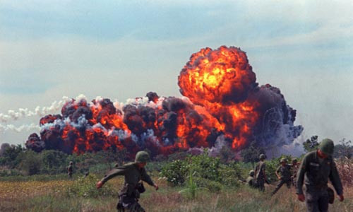Bom Napalm là một trong những vũ khí khủng khiếp, có tính sát thương cao. Theo đó, nạn nhân trúng phải loại bom này thường bị bỏng nặng, thậm chí là tử vong.