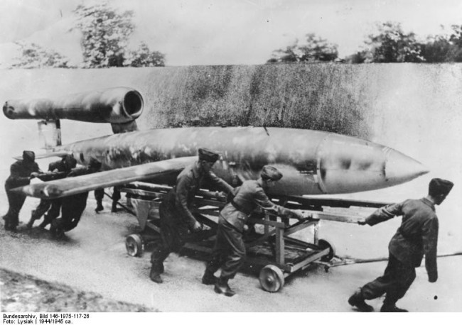 Trong Chiến tranh thế giới 2, phát xít Đức đã phát triển V-1 Buzz Bomb với đầu nổ lớn trên 800 kg. Điều này khiến loại tên lửa này có sức tàn phá rất cao đối với các khu dân cư bị đánh trúng. Đức đã sử dụng loại vũ khí này ở Anh và đạt được hiệu quả rõ rệt.