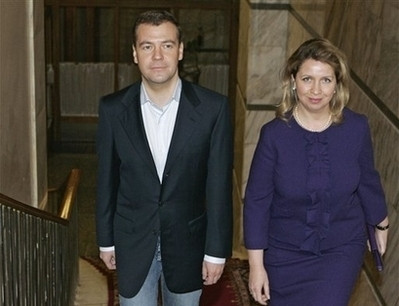 Cuối cùng, năm 1989, hôn lễ của cựu Tổng thống Medvedev với người bạn thanh mai trúc mã diễn ra trong sự chúc phúc của mọi người. Sau khi kết hôn, bà Svetlana là hậu phương vững chắc, luôn ở bên động viên, hỗ trợ và là cố vấn của chồng.