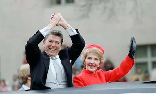 Mặc dù là người bận rộn do làm chính trị nhưng Tổng thống Reagan và vợ vẫn thường viết thư tình cho nhau và luôn thể hiện tình cảm mặn nồng khiến nhiều người ghen tị. Ngay cả khi Tổng thống Reagan mắc bệnh mất trí nhớ vào khoảng năm 1994, bà Nancy vẫn luôn ở bên chăm sóc, động viên chồng và trao cho nhau yêu thương như lúc xưa.