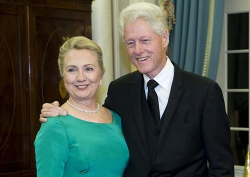 Mặc dù Tổng thống Bill Clinton vướng vào scandal ngoại tình với thực tập sinh Monica Lewinsky khiến tên tuổi và sự nghiệp của ông bị ảnh hưởng không nhỏ cũng như hôn nhân gặp khủng hoảng, có nguy cơ tan vỡ nhưng Đệ nhất phu nhân Clinton đã chọn tha thứ cho chồng và cùng nhau gây dựng lại tương lai.