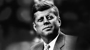 Là người đàn ông quyền lực đứng đầu nước Mỹ, Tổng thống John F. Kennedy cũng là người đàn ông đào hoa, có những quan hệ tình cảm ngoài luồng với những bóng hồng xinh đẹp. Tổng thống Kennedy có những mối tình với nhiều người nổi tiếng như Angie Dickinson, Kim Novak.
