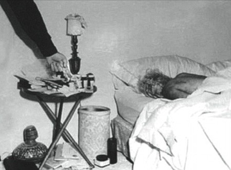 Tuy nhiên, đến ngày 5/8/1962, người ta phát hiện thi thể Marilyn Monroe và được kết luận là tử tự. Một số giả thuyết cho rằng cái chết của Marilyn Monroe có liên quan đến Tổng thống Kennedy bởi những hành động trước khi chết của cô gây nguy hiểm đối với nhiều nhân vật máu mặt trong chính quyền Mỹ, trong đó có gia đình Tổng thống Kennedy. Trong ảnh là thi thể Marilyn Monroe được phát hiện tại nhà riêng.