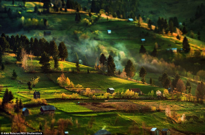 Những dãy nhà truyền thống ở Transylvania nằm rải rác với những khu đất nông nghiệp bên những ngọn đồi ở khu vực miền trung Romania.