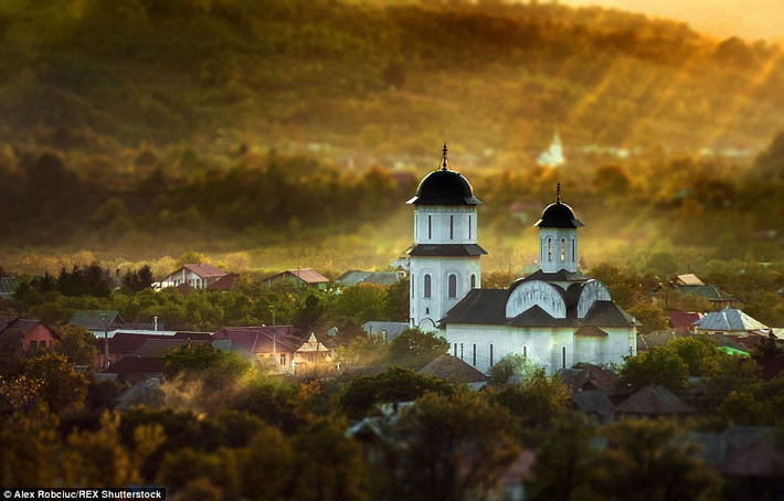 Nhà thờ màu trắng nổi bật trong một thị trấn nhỏ ở Transylvania. Nơi đây cũng có rất nhiều căn nhà cổ.