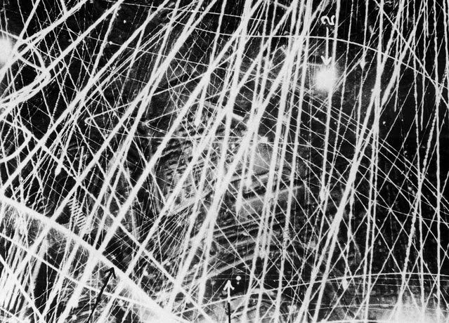 Bầu trời rực sáng bom đạn trong cuộc không kích ban đêm của Không quân Hoàng gia Anh ngày 31/1/1944.