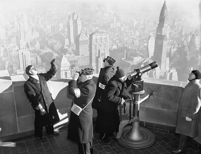 Một nhóm quan sát ở tòa nhà Empire State (New York, Mỹ) trong buổi kiểm tra hệ thống phòng không ngày 21/1/1941.