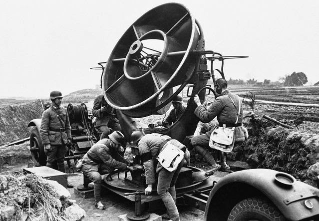 Lính Trung Quốc lắp đặt thiết bị quân sự ở thành phố Trùng Khánh ngày 2/5/1941.
