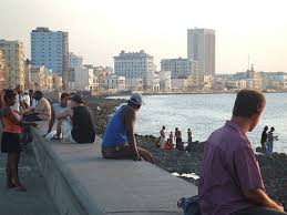 Đường đê biển Malecón được xây dựng từ năm 1901 để bảo vệ Havana khỏi bị nước biển tràn vào, kè biển xây bằng đá dần mở rộng và đến năm 1923 kéo dài tới tận cửa sông Almendares. Hàng ngày, rất đông du khách và người dân địa phương đến đường đê biển ngồi chơi, hóng mát hay tổ chức các hoạt động vui chơi giải trí.