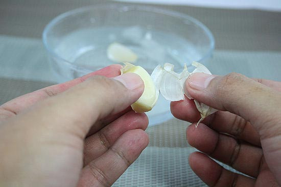 Bạn hãy bóc sạch tỏi.