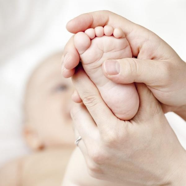 Dấu hiệu thứ 2 cảnh báo con bạn đang mất nước là khi bạn ấn vào da trẻ và thả ra nhanh: da trẻ trở lại bình thường ngay là không thiếu nước, nếu da trẻ lâu trở lại bình thường là dấu hiệu thiếu nước
