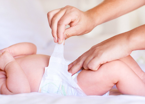 Trên 6 giờ trẻ không làm ướt một chiếc tã. Môi khô, nhìn trẻ mệt mỏi, lờ đờ chứng tỏ chúng đang trong tình trạng mất nước trầm trọng.