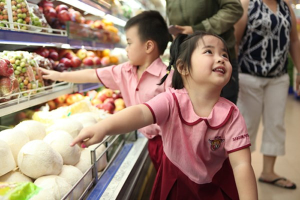 Cũng theo PGS Điển, mùa hè, nhiều gia đình cũng thường cho con đi siêu thị chơi cho mát. Tuy nhiên, đây là điểm tụ tập đông người có nhiều mầm bệnh có thể lây nhiễm cho trẻ. Chính vì thế, để bảo vệ con tránh bệnh truyền nhiễm cha mẹ nên hạn chế việc này.