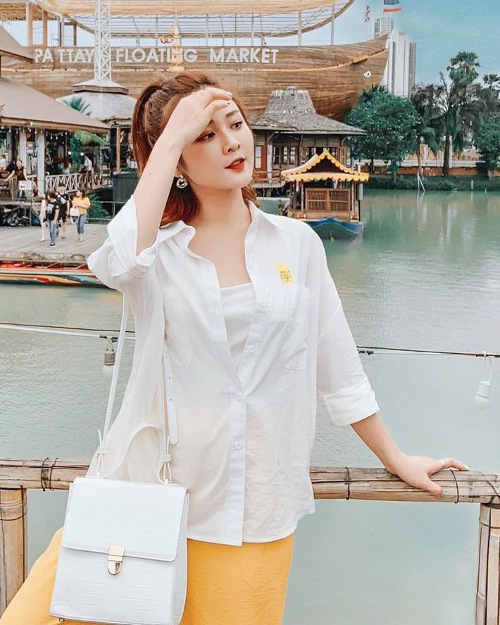 Khi vướng phải tin đồn hẹn hò với Ngô Kiến Huy, Ribi Sachi vẫn giữ thái độ im lặng, không trả lời truyền thông và tập trung vào công việc.