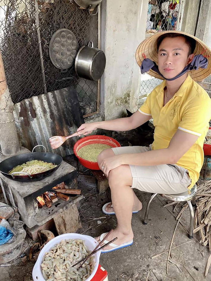 Hồ Việt Trung đăng tải hình ảnh giản dị cùng dòng trạng thái hài hước: “Dịch này show ế quá trời nên em đi bán bánh xèo kiếm thêm”.