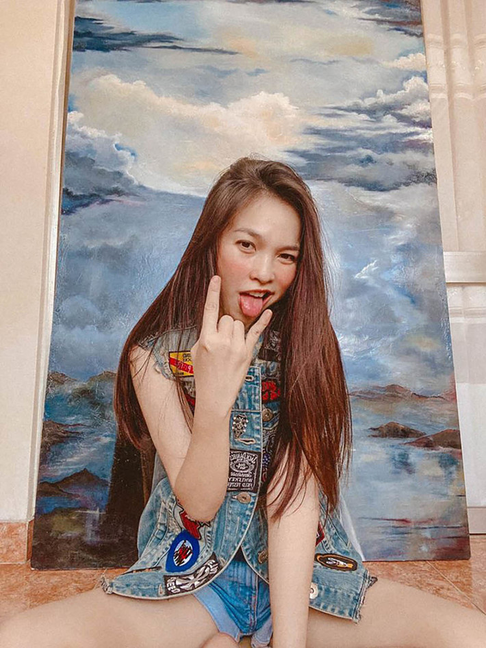 Hiền Thục hài hước chia sẻ về con gái trên trang cá nhân: “Nhà có đứa con gái khó cùng cực. Đăng gì lên cũng phải hỏi qua nó. Lạng quạng nó bắt tháo xuống”.