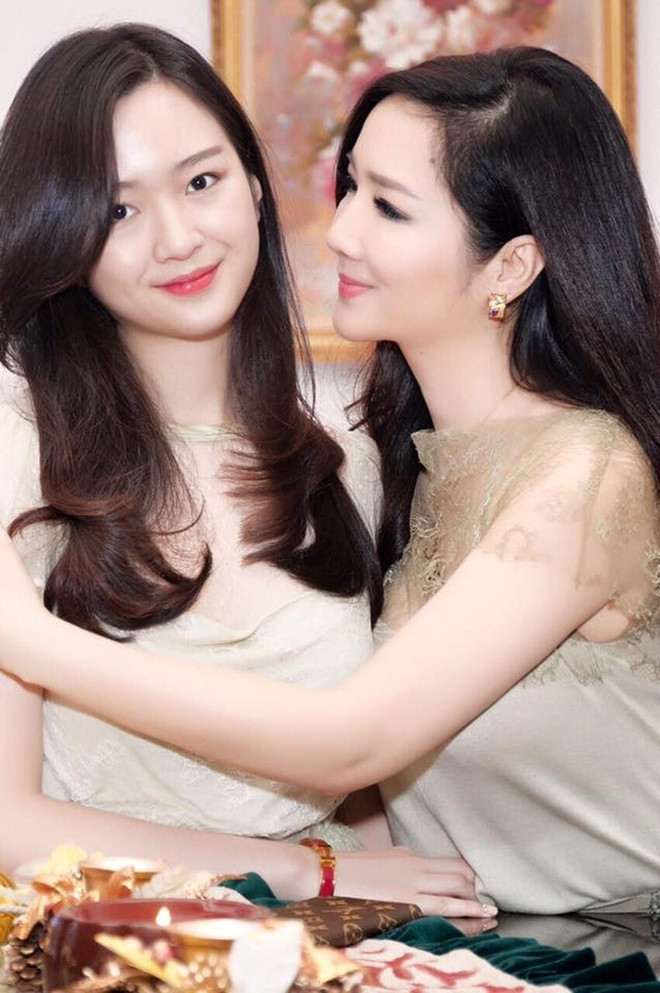 Mặc dù giữ đời tư kín đáo nhưng mọi người đều biết Anh Sa vô cùng thân thiết với mẹ mình.