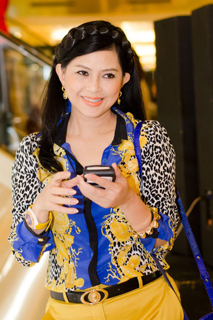 Cũng công việc này, Thủy Tiên đã nên duyên với doanh nhân gốc Việt, ông Johnathan Hạnh Nguyễn và sinh được 2 người con một trai, một gái.