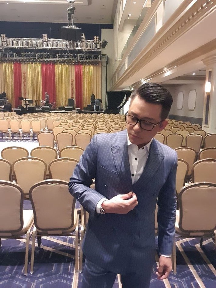 Ca sĩ Tuấn Hưng vừa có chuyến lưu diễn Mỹ. Ngay khi về nước, Tuấn Hưng đã khai báo y tế online ngay lập tức.