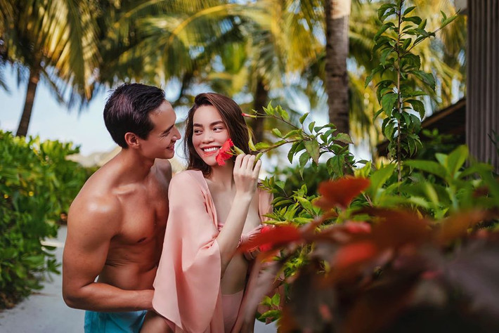 Trước đó, Hồ Ngọc Hà cũng khoe loạt ảnh siêu nét khi tạo dáng cùng bạn trai.