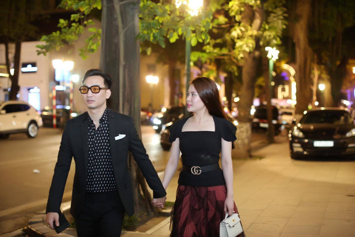 Sau khi kết hôn một thời gian, do tính chất công việc, cả hai thường xuyên không có thời gian dành cho nhau. Chính vì vậy, vợ MC Thành Trung quyết định nghỉ việc để chăm lo cho gia đình.