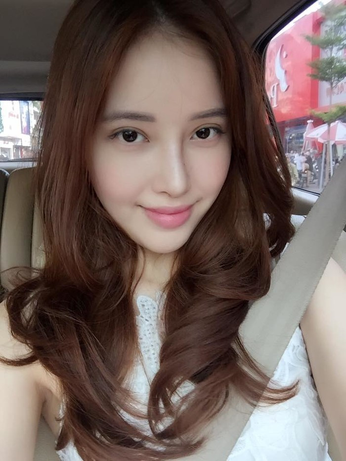 Dù không hoạt động giải trí song cô cũng dành được nhiều sự quan tâm khi sở hữu gương mặt khả ái, làn da trắng và chiều cao 1,78 m.