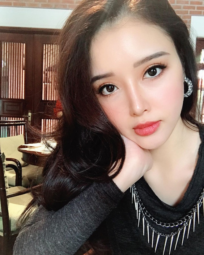 Hoa hậu Việt Nam 2006 bình luận dưới bài viết của em gái: "Em gái tôi đúng là đẹp lộng lẫy". Phía dưới, bạn bè và người theo dõi lâu năm của cô cũng để lại nhiều lời khen.
