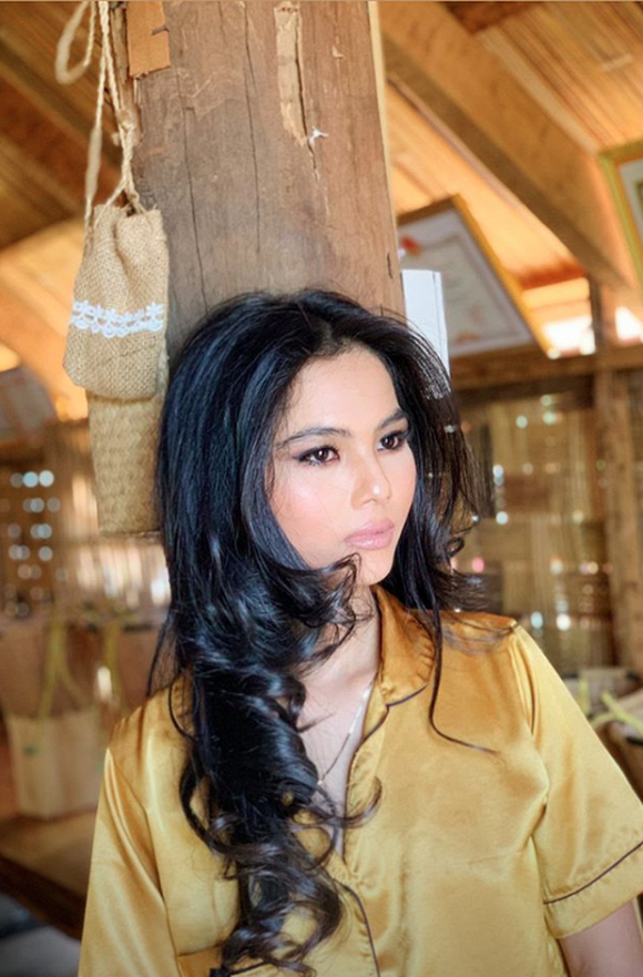 Mới đây, H’Hen Niê đã đăng tải hình ảnh em gái sở hữu nhan sắc xinh đẹp. Em gái nàng hậu được trang điểm khá kĩ lưỡng nên tôn lên từng đường nét trên gương mặt. Em gái H’Hen Niê chắc chắn là bản sao hoàn hảo của chị mình khi sở hữu đôi mắt to tròn cùng làn da nâu đặc trưng không khác gì chị gái nổi tiếng.
