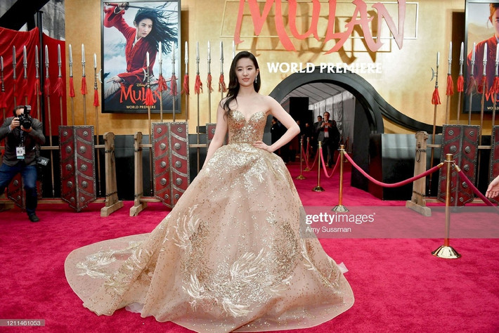 Ngày 10/3, trang 163 đưa tin bộ phim Hoa Mộc Lan (Mulan) phiên bản live-action có buổi công chiếu đầu tiên tại Los Angeles, Mỹ. Buổi giới thiệu có sự tham gia của nữ chính Lưu Diệc Phi, nam diễn viên Lý Liên Kiệt vai Hoàng đế, Chân Tử Đan vai Tướng quân và các diễn viên, đạo diễn trong đoàn. Nữ diễn viên lồng tiếng Ôn Minh Na, người từng thể hiện vai Hoa Mộc Lan trong bản hoạt hình năm 1998 cũng tới tham dự.