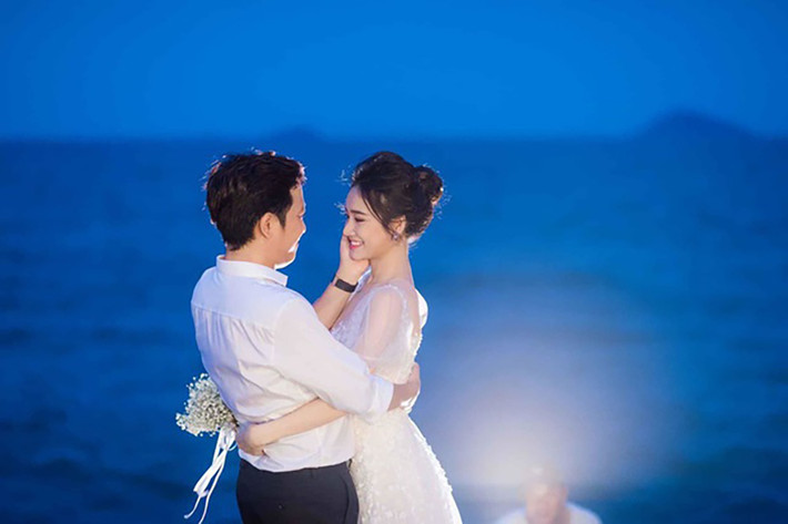 Bên cạnh người thân và bạn bè của hai nghệ sĩ, chỉ những người có trách nhiệm trong tiệc đính hôn và người phục vụ mới có thể ra vào. Trường Giang và Nhã Phương cũng không khuyến khích khách mời mang theo điện thoại di động để tránh hình ảnh bị phát tán trên mạng xã hội.