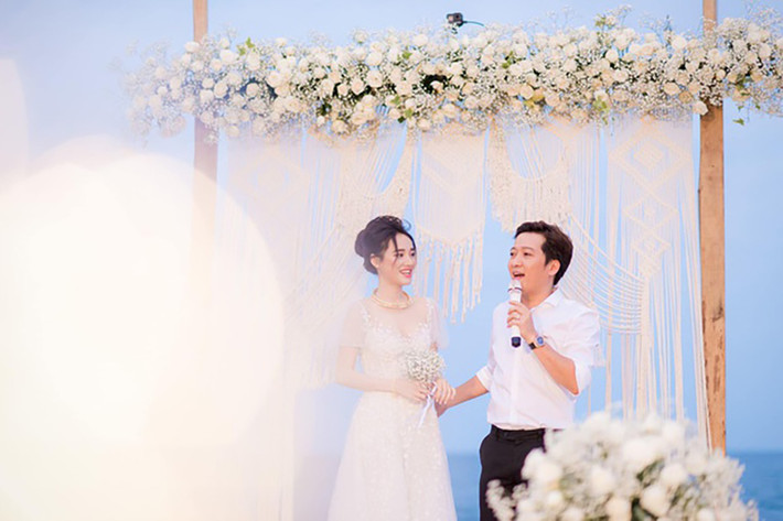 Hơn 1 năm sau lễ đính hôn bí mật tại Đà Nẵng, cuối cùng, trọn bộ hình ảnh của ngày đặc biệt này cũng được vợ chồng Trường Giang – Nhã Phương hé lộ. Trong loạt ảnh, danh hài “Mười Khó” diện áo sơ mi trắng, quần tây đơn giản, cô dâu Nhã Phương cũng xinh đẹp trong bộ váy trắng gợi cảm. Cả hai đều không thể giấu được nụ cười hạnh phúc khi đứng cạnh nhau.
