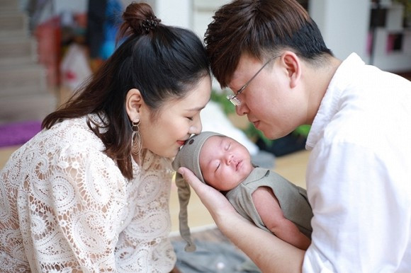 Mới đây, nam ca sĩ tiết lộ thêm loạt ảnh bên con gái đầu lòng.