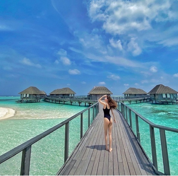Hồ Ngọc Hà khoe dáng nóng bỏng khi trong chuyến du lịch Maldives cùng Kim Lý và Subeo. Nhiều người hâm mộ đã bày tỏ sự ngưỡng mộ đối với nữ ca sĩ khi sở hữu vóc dáng chữ S đầy quyến rũ và hút mắt.