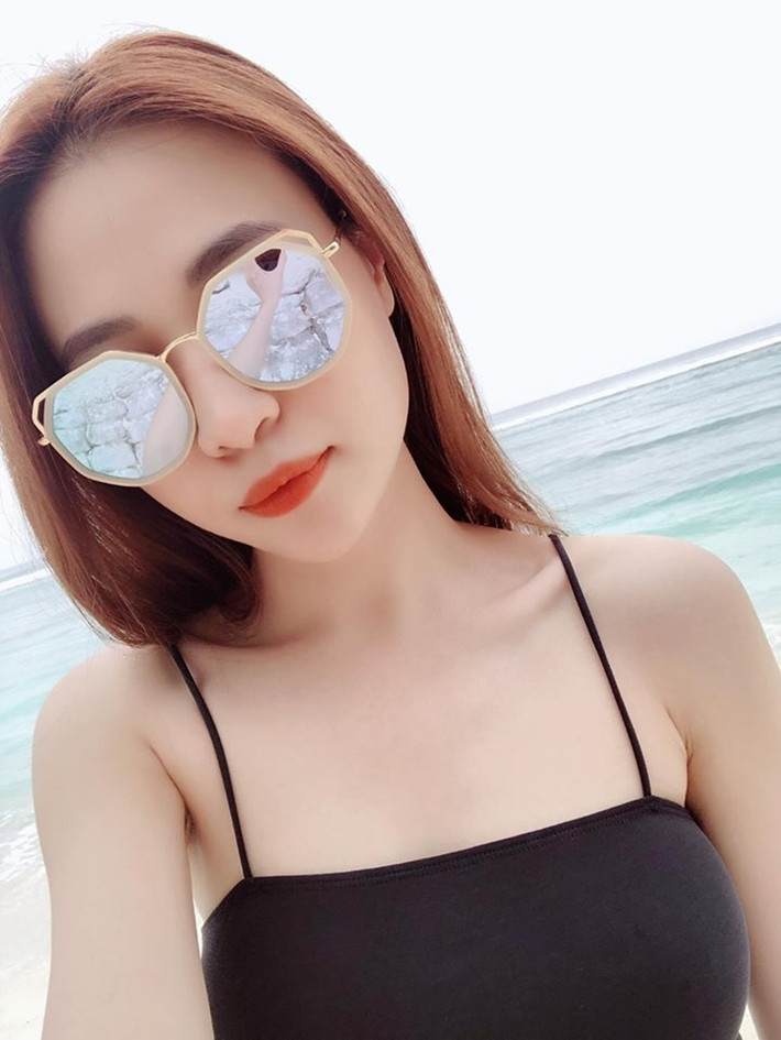 Là người hiếm khi khoe những hình ảnh hở hang trên trang cá nhân, Đàm Thu Trang chỉ có vài lần đăng ảnh mặc bikini. Tuy vậy, cô đều nhận được khen ngợi từ phía người xem.