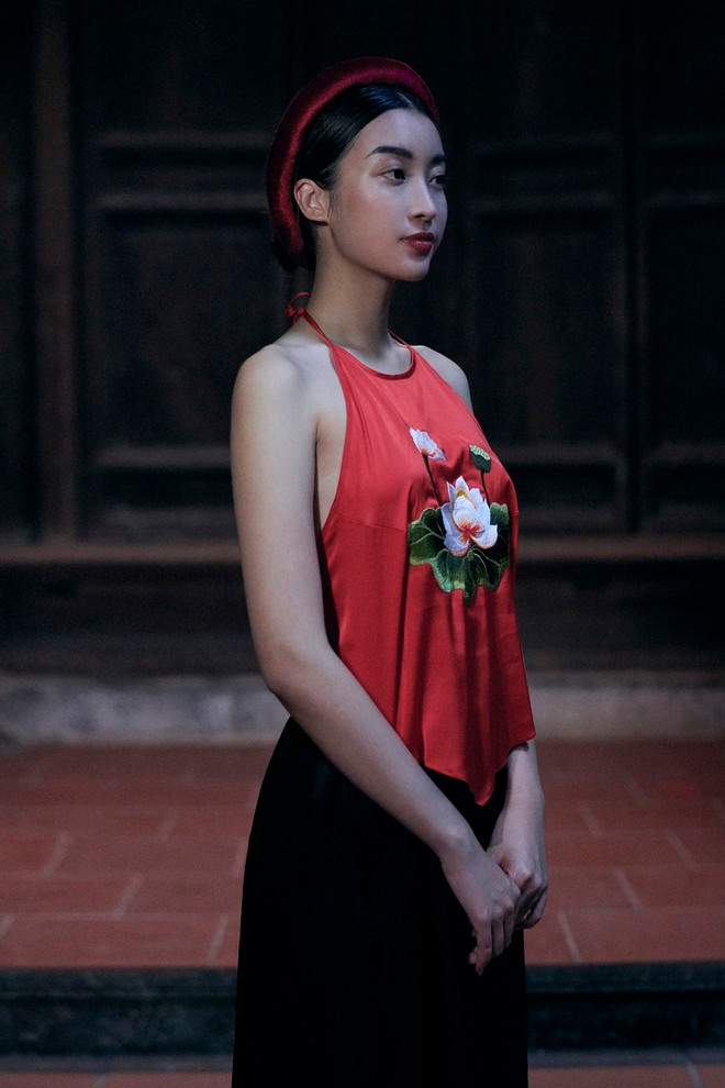Năm 2019, Đỗ Mỹ Linh tham gia MV Hết thương cạn nhớ của Đức Phúc. Hoa hậu vào vai Thị Nở và có khoảnh khắc khoe lưng trần trong bộ yếm màu đỏ.
