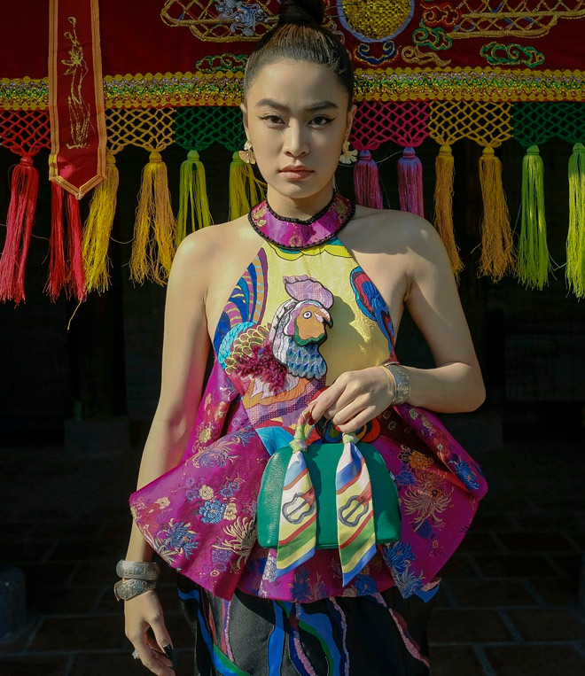Trước đó, trong MV Duyên âm, Hoàng Thùy Linh mặc áo yếm với họa tiết lấy cảm hứng Á Đông kèm theo túi hiệu cao cấp.