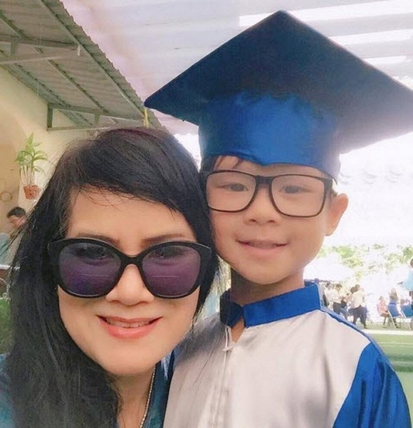 Qua loạt ảnh, ai cũng tấm tắc khen nhan sắc trẻ trung của mẹ vợ Lý Hải. Không chỉ trẻ trung, bà ngoại U60 còn có phong cách ăn mặc sành điệu, thêm chút trang điểm nhẹ khiến mẹ ruột Minh Hà trở nên trẻ hơn tuổi khá nhiều.