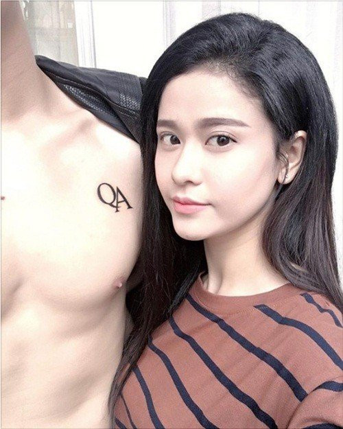 Bên nhau 8 năm, có một cậu con chung vô cùng kháu khỉnh, Trương Quỳnh Anh và Tim đường ai nấy đi khiến không ít fan nuối tiếc. Trước đây, Tim từng xăm hình QA (viết tắt tên của Quỳnh Anh) lên ngực trái của mình như một cách thể hiện tình cảm chân thành anh dành cho nửa kia.